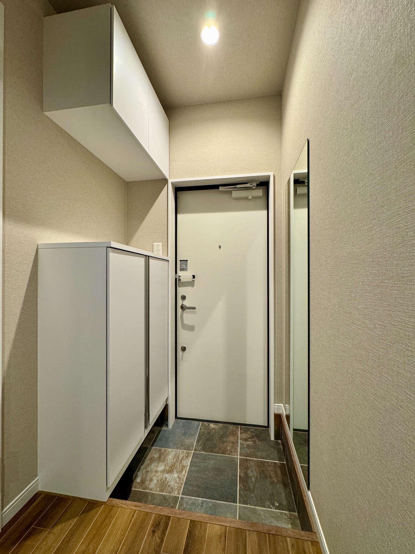 玄関　姿鏡付いております♪