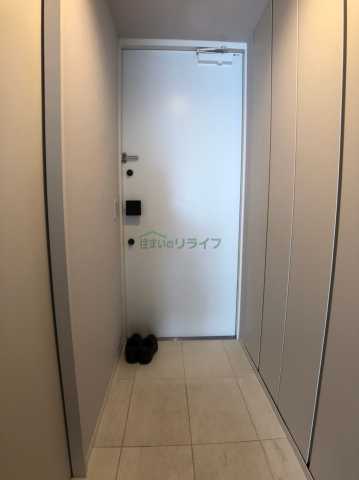玄関　※同間取り別階の参考写真です。