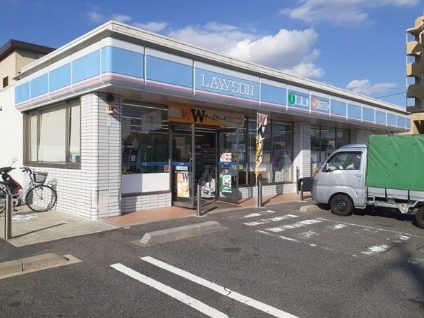 コンビニ　ローソン中川的場町店（コンビニ）まで400m