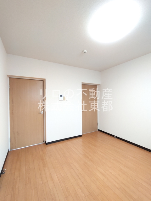 居室・リビング　エアコン付きなのでオールシーズン快適ライフです