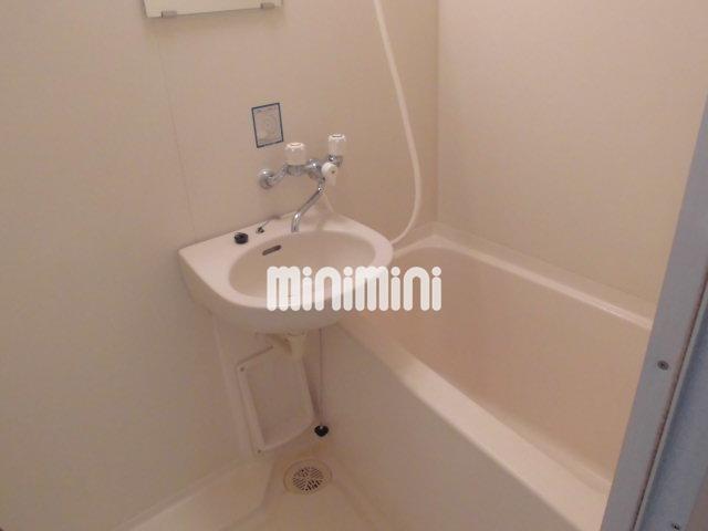 バス・シャワールーム　鏡のついたお風呂