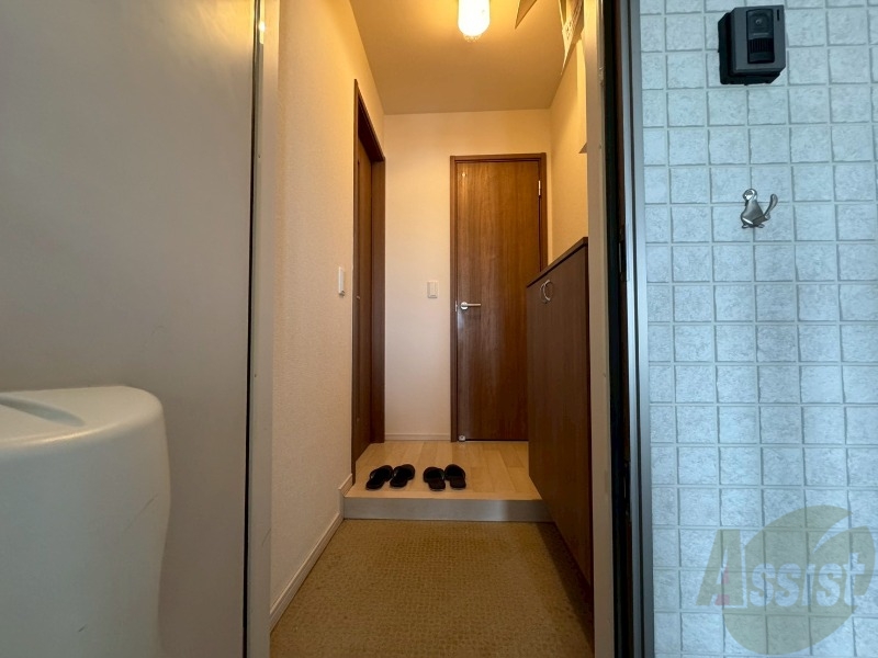 玄関　玄関です。すぐ広いリビングにつながっています。