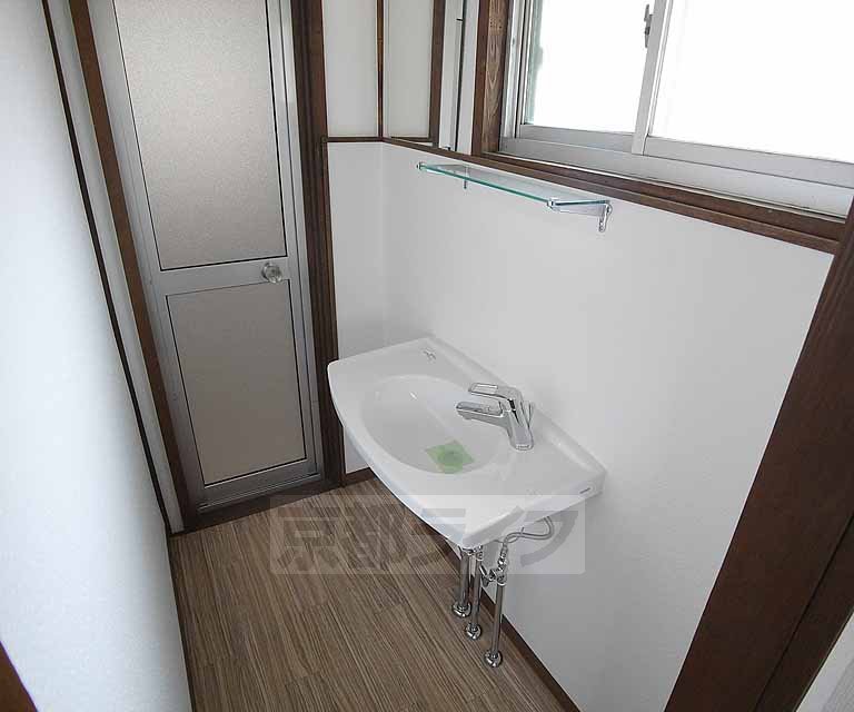 洗面設備　隣にかがみもありますよ