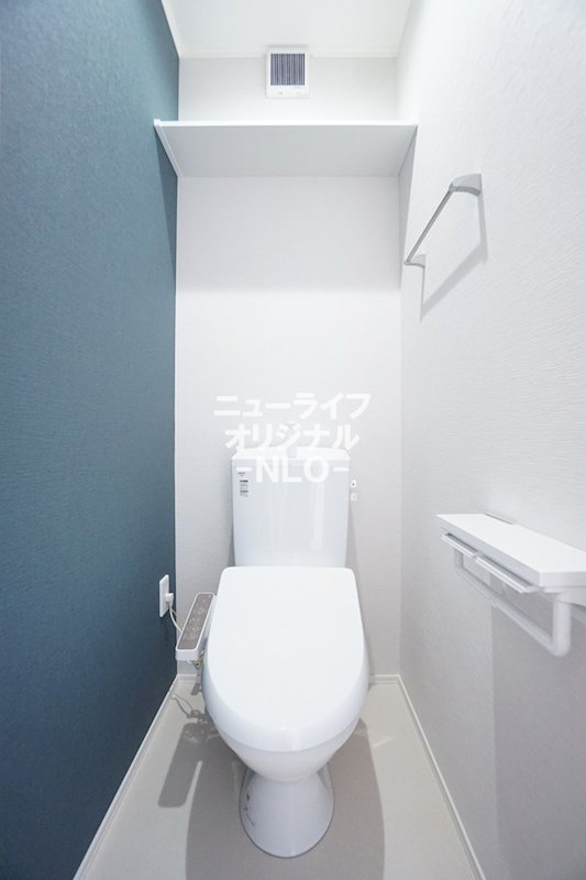 トイレ　アクセントクロスで限られた空間もお洒落に演出☆