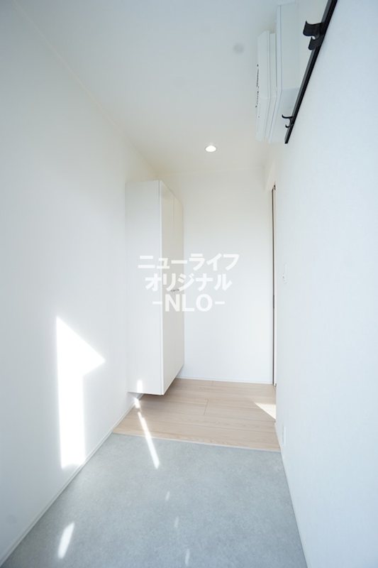 玄関　広々とした玄関、フロート式シューズボックスは床掃除も簡単☆