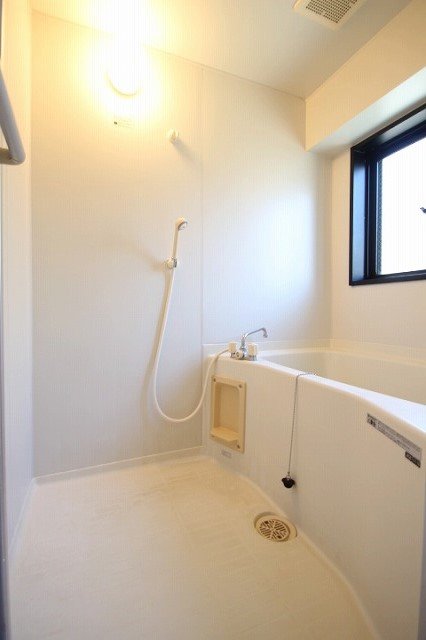 バス・シャワールーム　同物件別号室の写真です。