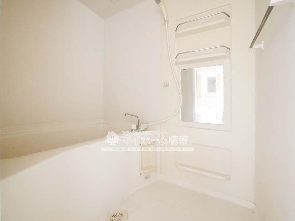 バス・シャワールーム　入浴にもお掃除にも便利なシャワー付き