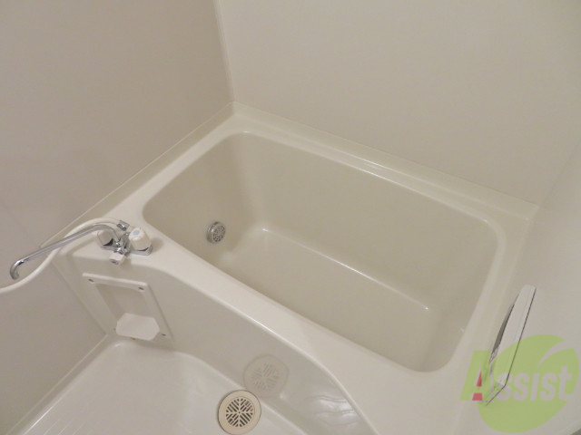 バス・シャワールーム　お風呂は一日の疲れを癒す空間で落ち着く広さです