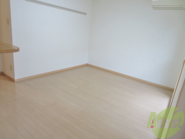 居室・リビング　白を基調とした空間で室内も綺麗で生活充実