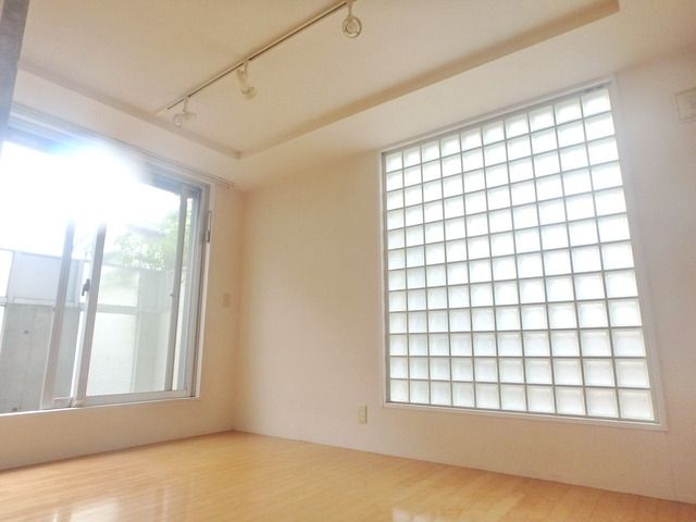 居室・リビング　★2面採光の日当たり良好な居室★