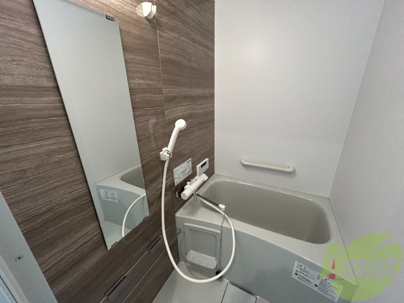 バス・シャワールーム　お風呂はゆったりと入るには十分な広さです。