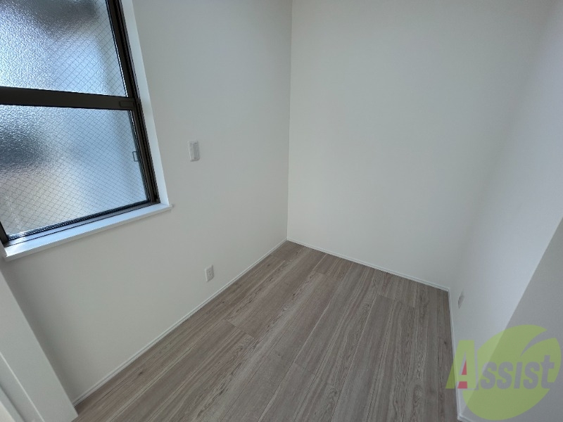 その他部屋・スペース　寝室はリビング隣の３．３帖の洋室をお使いください。