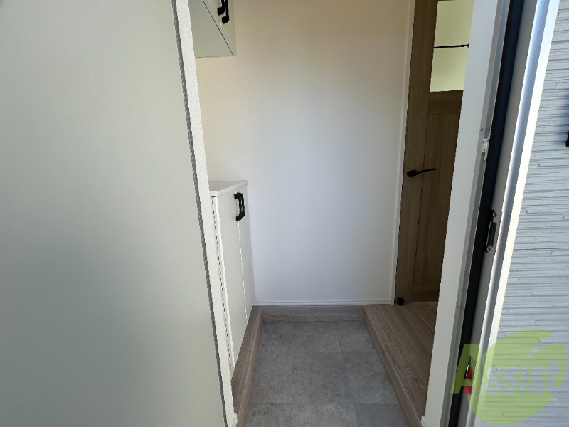 玄関　玄関です。白を基調としているので明るく感じられます。