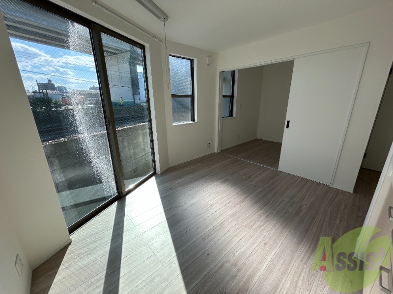 居室・リビング　８．２帖のリビングは広々として、開放感があります。