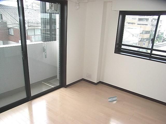 居室・リビング　★南東面の明るい洋室６．８帖です★