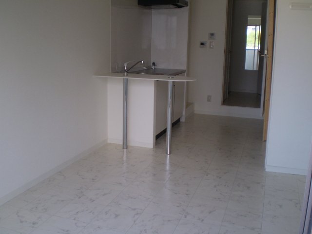 居室・リビング　同物件、別号室のものです。