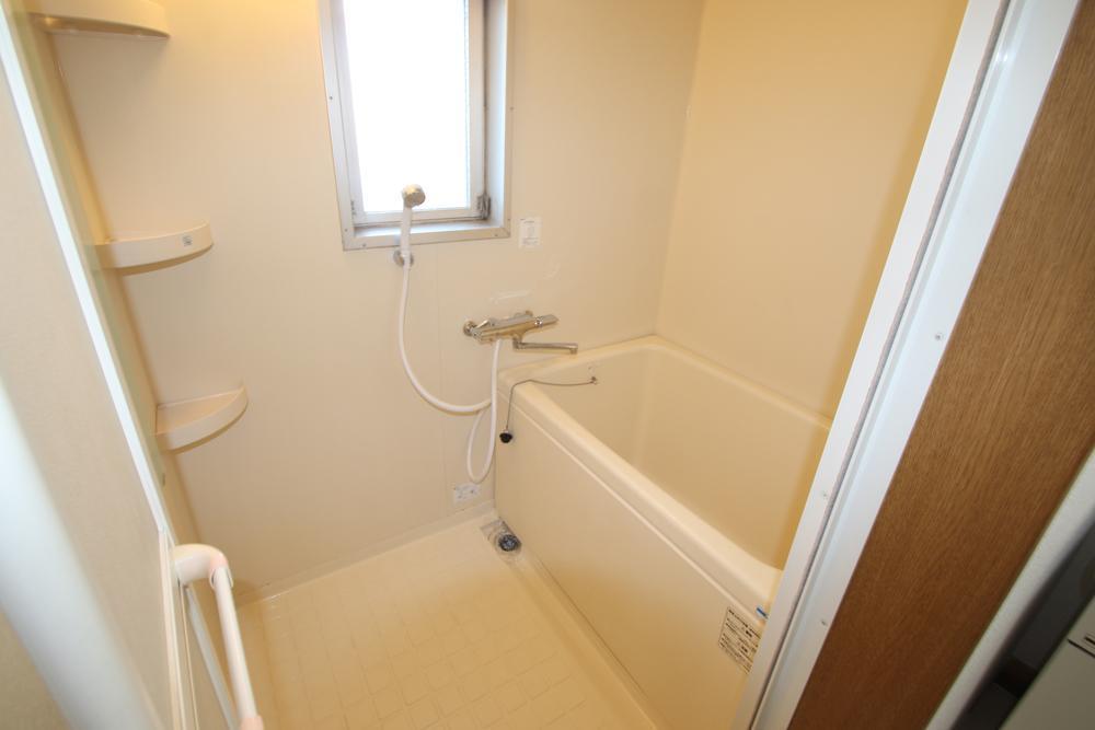 バス・シャワールーム　浴室は窓付きで換気も楽です