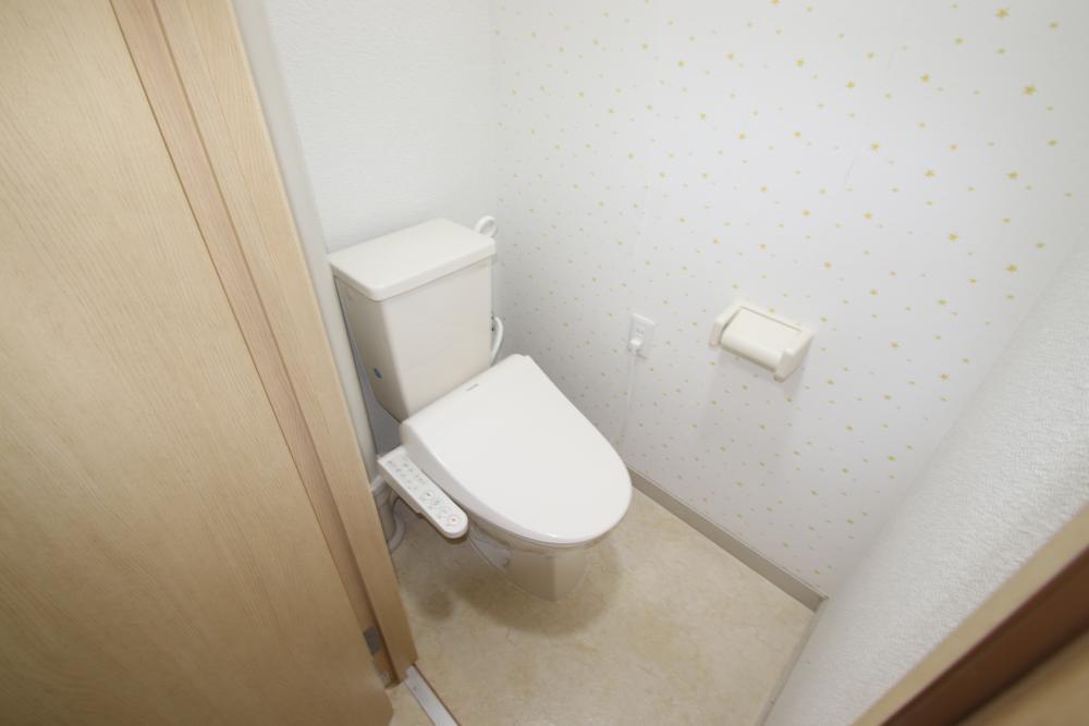 トイレ　ウォシュレット付きの水洗トイレ