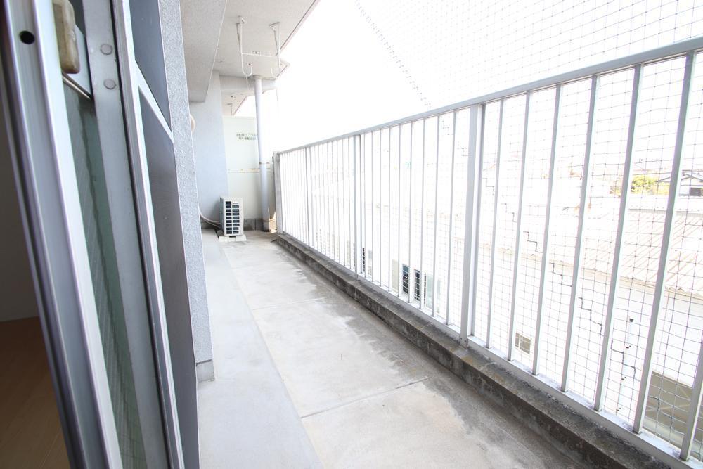 バルコニー　バルコニーは東面です