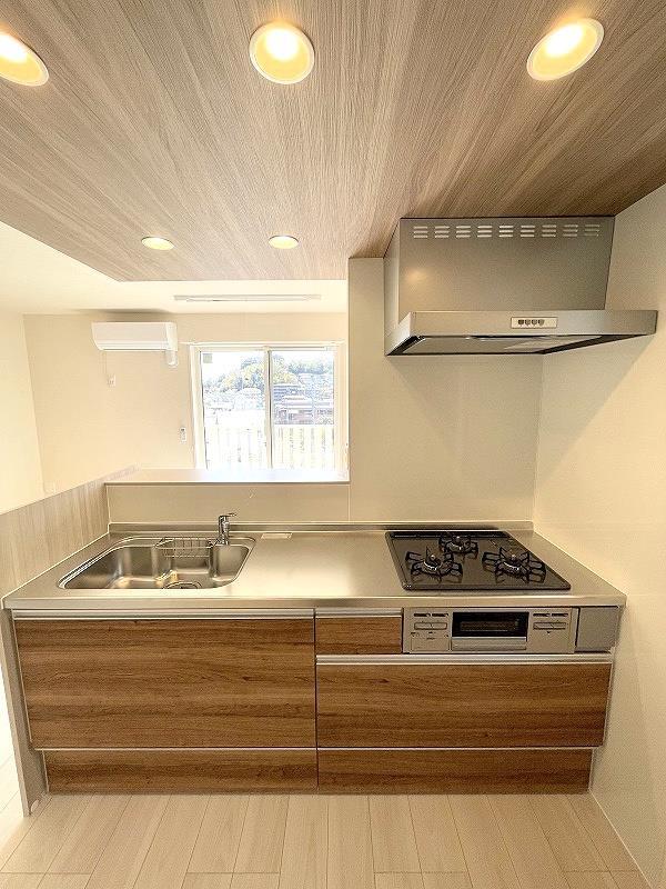 キッチン　3口ガスコンログリル付き
