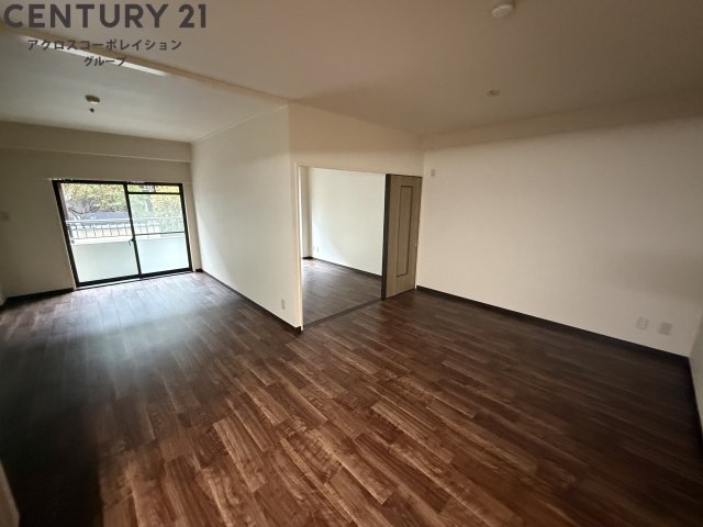 居室・リビング　床色が明るい色合いで、とてもきれいです。