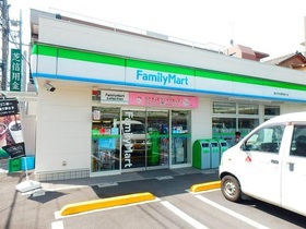 コンビニ　ファミリーマート（コンビニ）まで447m