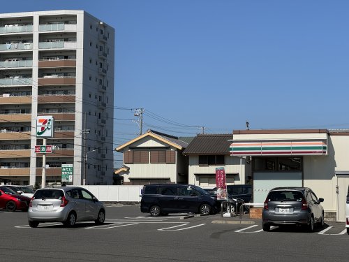 コンビニ　セブンイレブン（コンビニ）まで695m