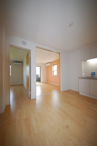 居室・リビング　【ＲＥＳＴ　ＷＯＯＤ　２】おしゃれなリビングです