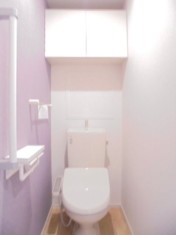 トイレ　落ち着いた色調のトイレです