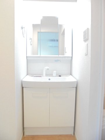 洗面設備　独立洗面化粧台が付いています