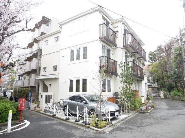 建物外観　★桜の木が綺麗な外観★