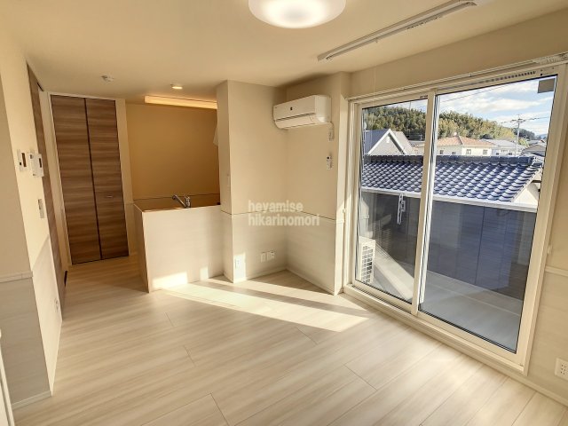 居室・リビング　写真は２０５号です。