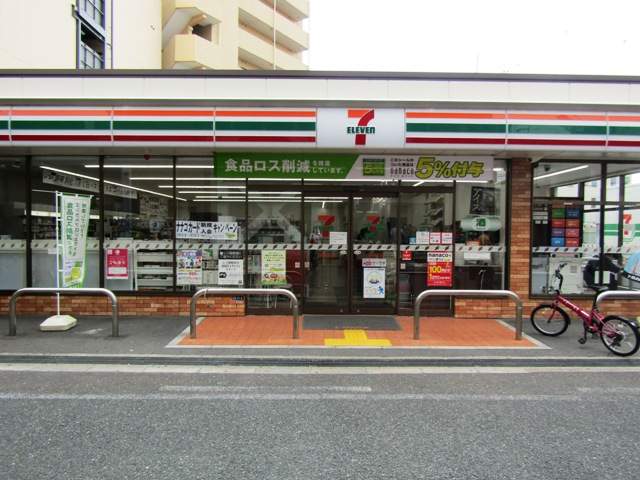 コンビニ　セブンイレブン（コンビニ）まで744m