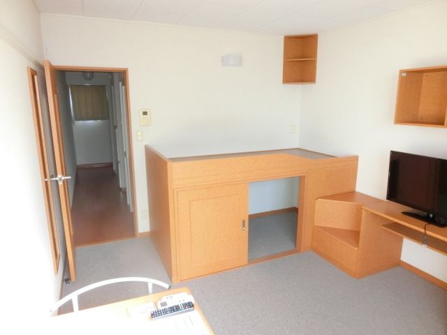 居室・リビング　カーペット張りのお部屋です