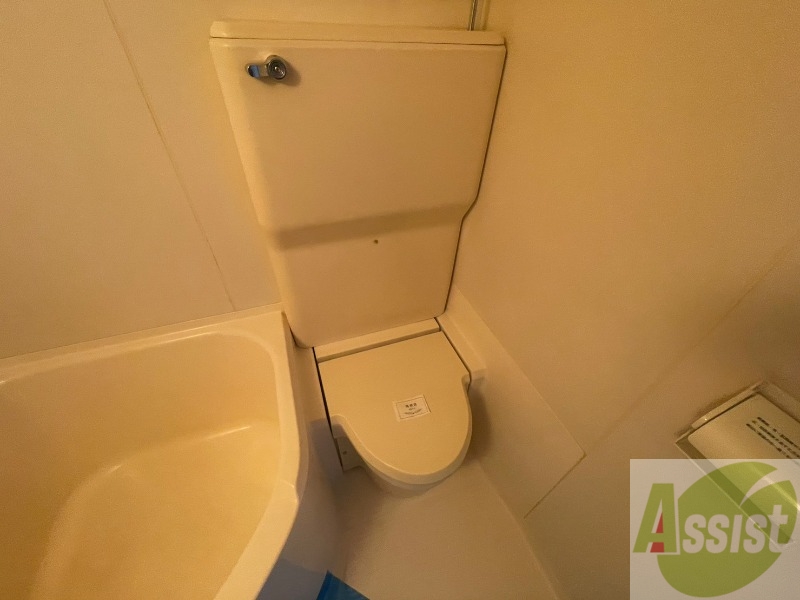 トイレ　ユニットバス内のトイレです。一人暮らしなら十分ですね。