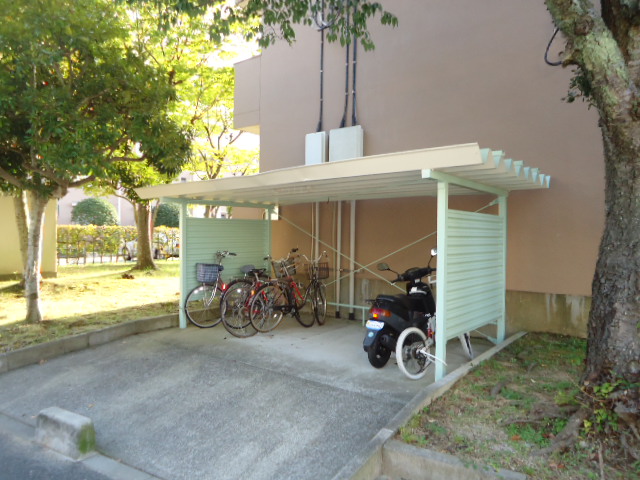 その他共有部分　屋根付きの駐輪場が敷地内にあり
