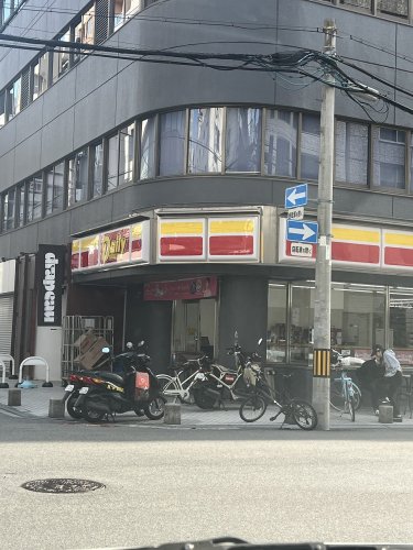 コンビニ　デイリーヤマザキ 大阪博労町店（コンビニ）まで142m