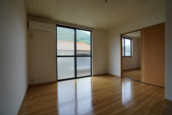 居室・リビング　同じ建物の１階の部屋