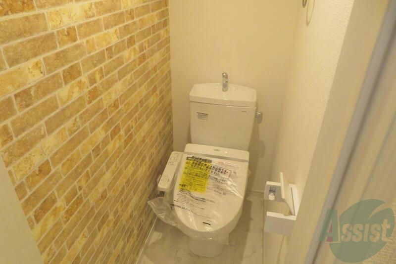 トイレ　トイレの壁はちょっとオシャレな感じになってます。