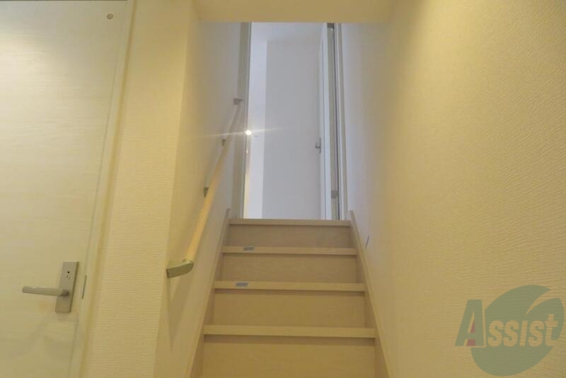 玄関　玄関からはこの階段を昇ってお部屋に入ってくださいねー。