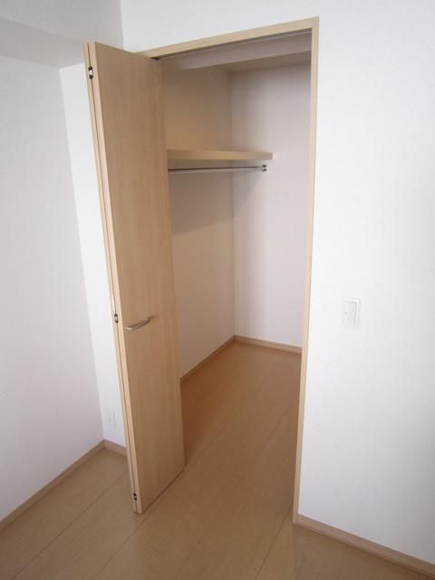 収納　たっぷり収納のウォークインクローゼット完備です