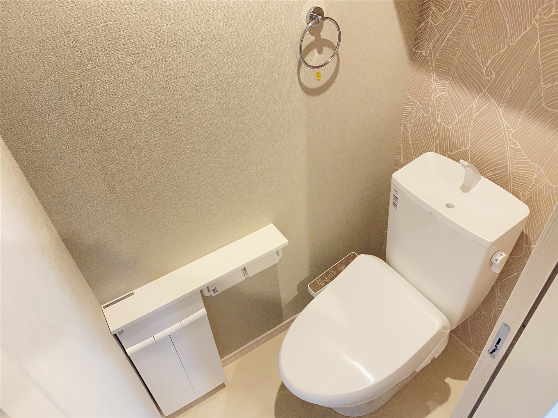 トイレ　温水洗浄便座付きのトイレです♪