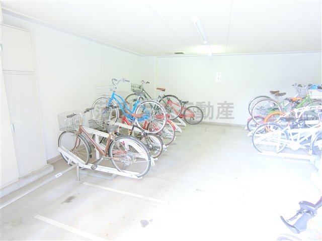 その他共有部分　屋根付きラック式の駐輪場　空き状況等詳細はお問合せください。