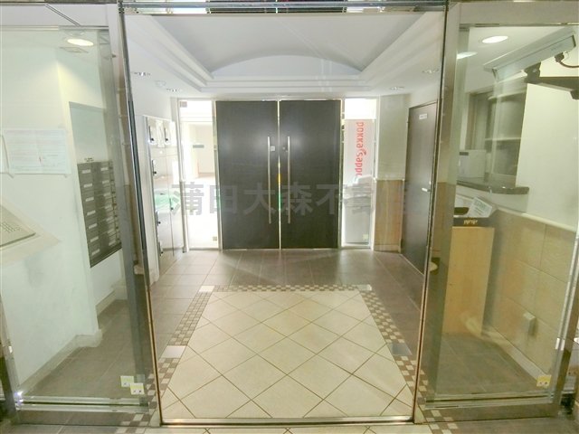 エントランス　オートロックと宅配ボックス付きのエントランス