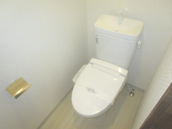 トイレ　温水洗浄便座付きです！