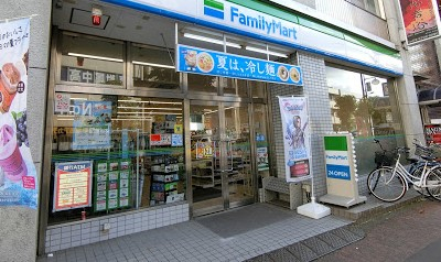 コンビニ　ファミリーマート 山王大森駅前店（コンビニ）まで585m