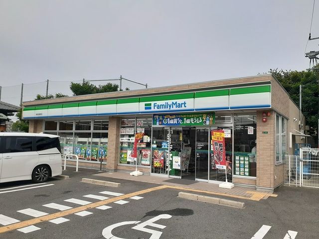 コンビニ　ファミリーマート様（コンビニ）まで450m