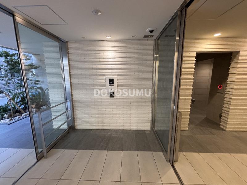 エントランス　オンからオフへ。心地よい静寂へといざなうエントランス。