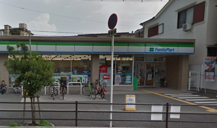コンビニ　ファミリーマート 豊中城山町店（コンビニ）まで446m