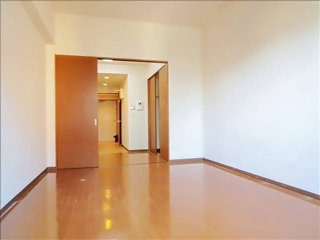 居室・リビング　８帖越えの落ち着いた雰囲気のお部屋です